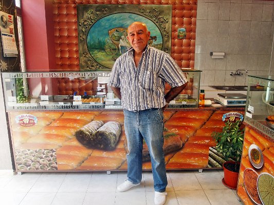 Majitel tureckého obchodu s baklavou